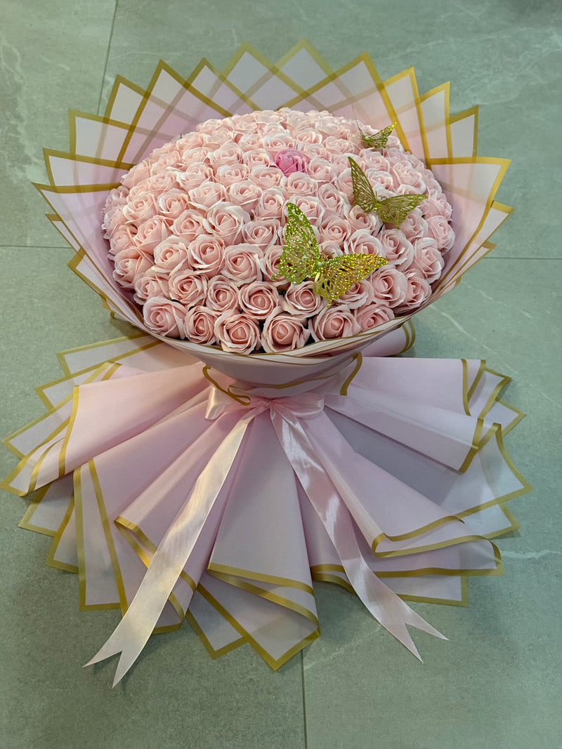 Buchet 101 Trandafiri Sapun Roz - Accesorizat