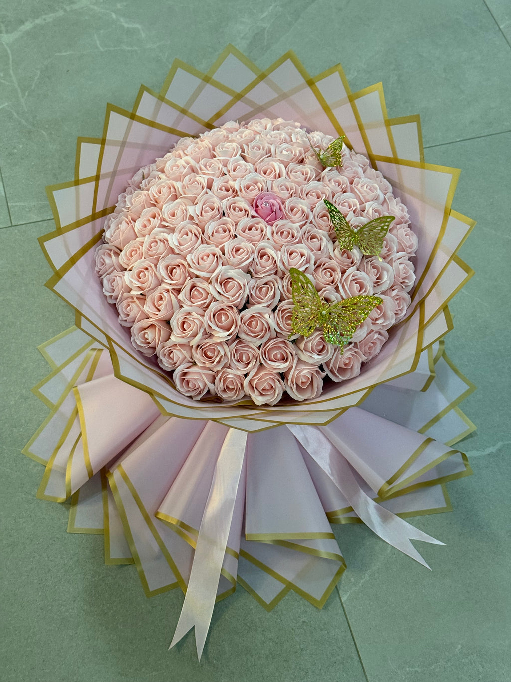 Buchet 101 Trandafiri Sapun Roz - Accesorizat
