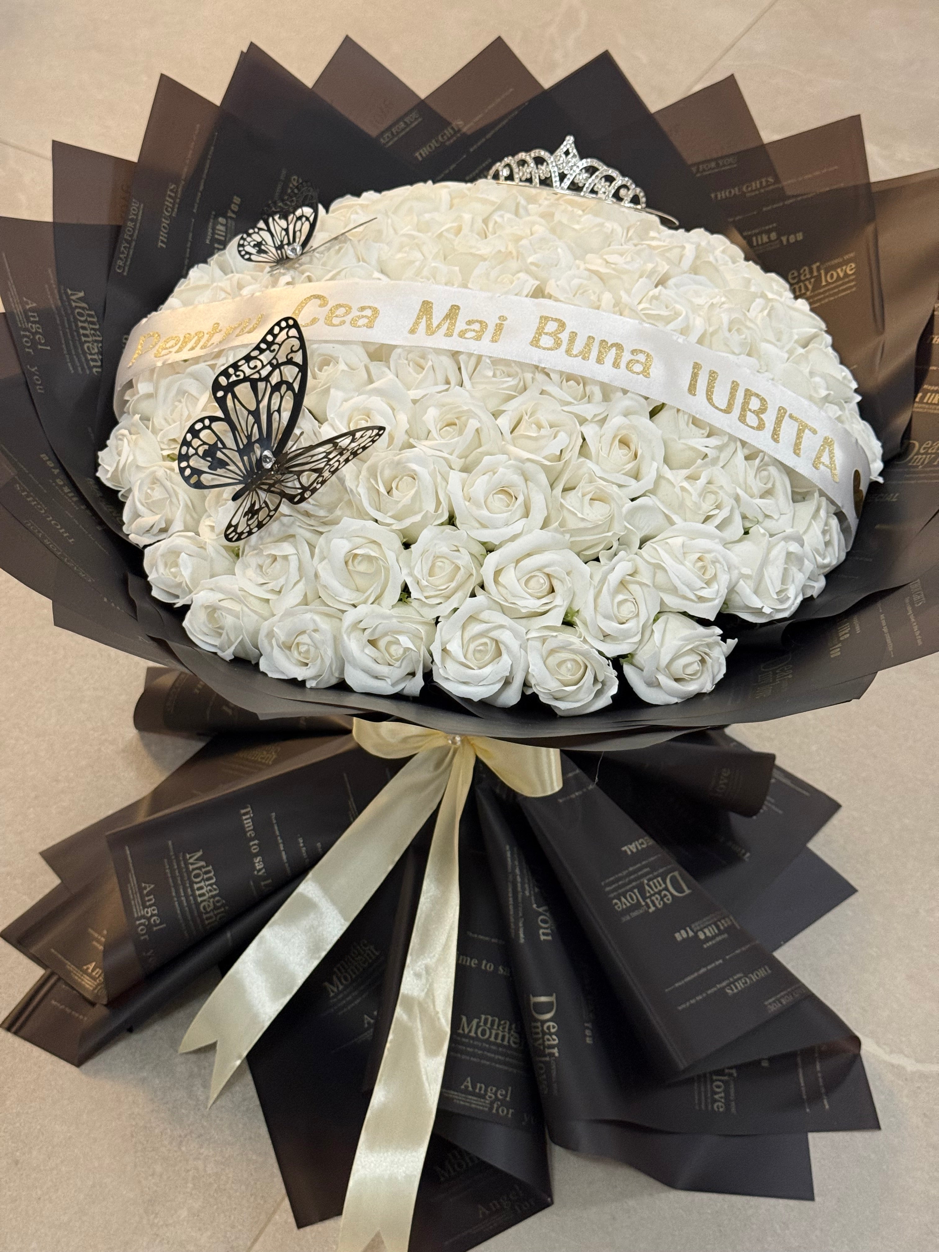 Buchet Gigant 101 Trandafiri de Săpun Albi – Accesorizat