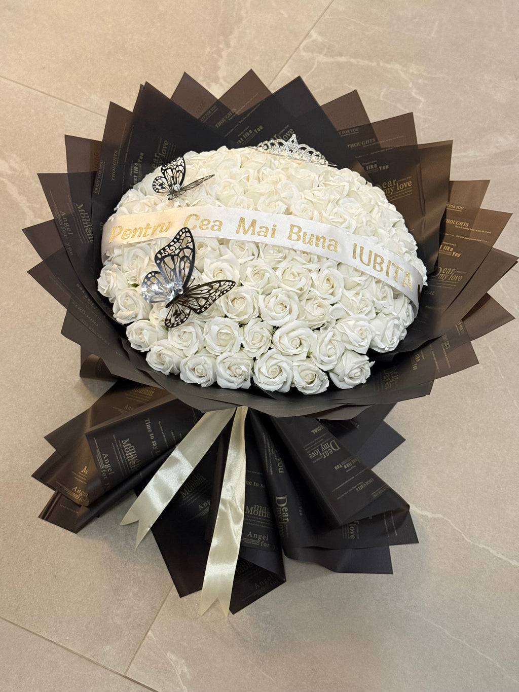 Buchet Gigant 101 Trandafiri de Săpun Albi – Accesorizat