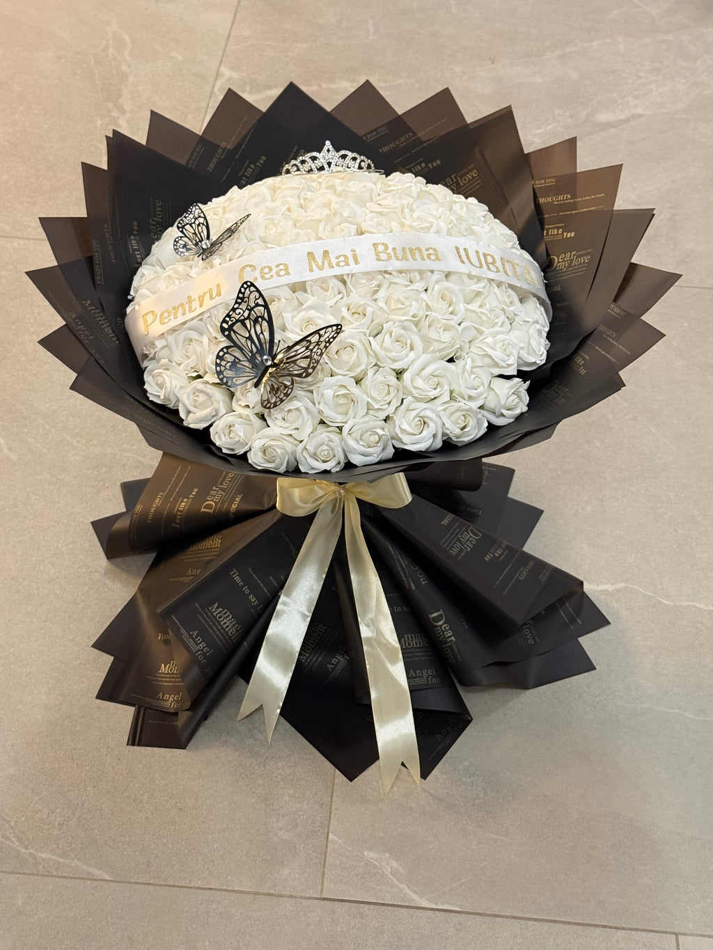 Buchet Gigant 101 Trandafiri de Săpun Albi – Accesorizat