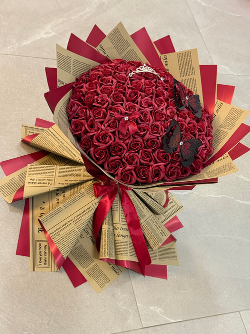 Buchet 101 Trandafiri Sapun Rosu Inchis -  Accesorizat