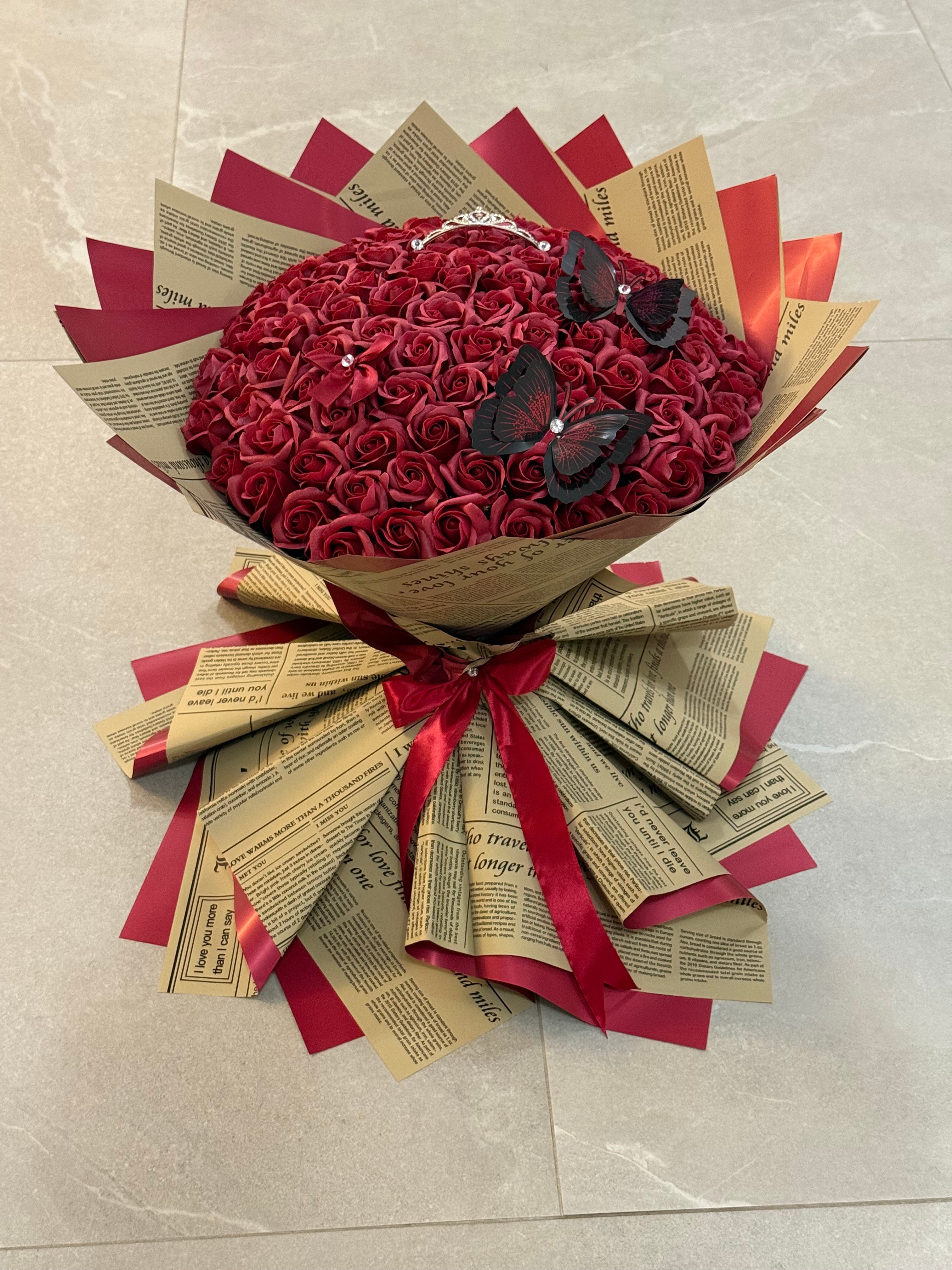 Buchet 101 Trandafiri Sapun Rosu Inchis -  Accesorizat