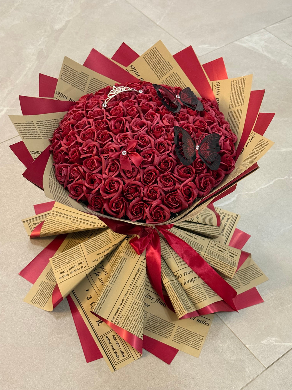 Buchet 101 Trandafiri Sapun Rosu Inchis -  Accesorizat