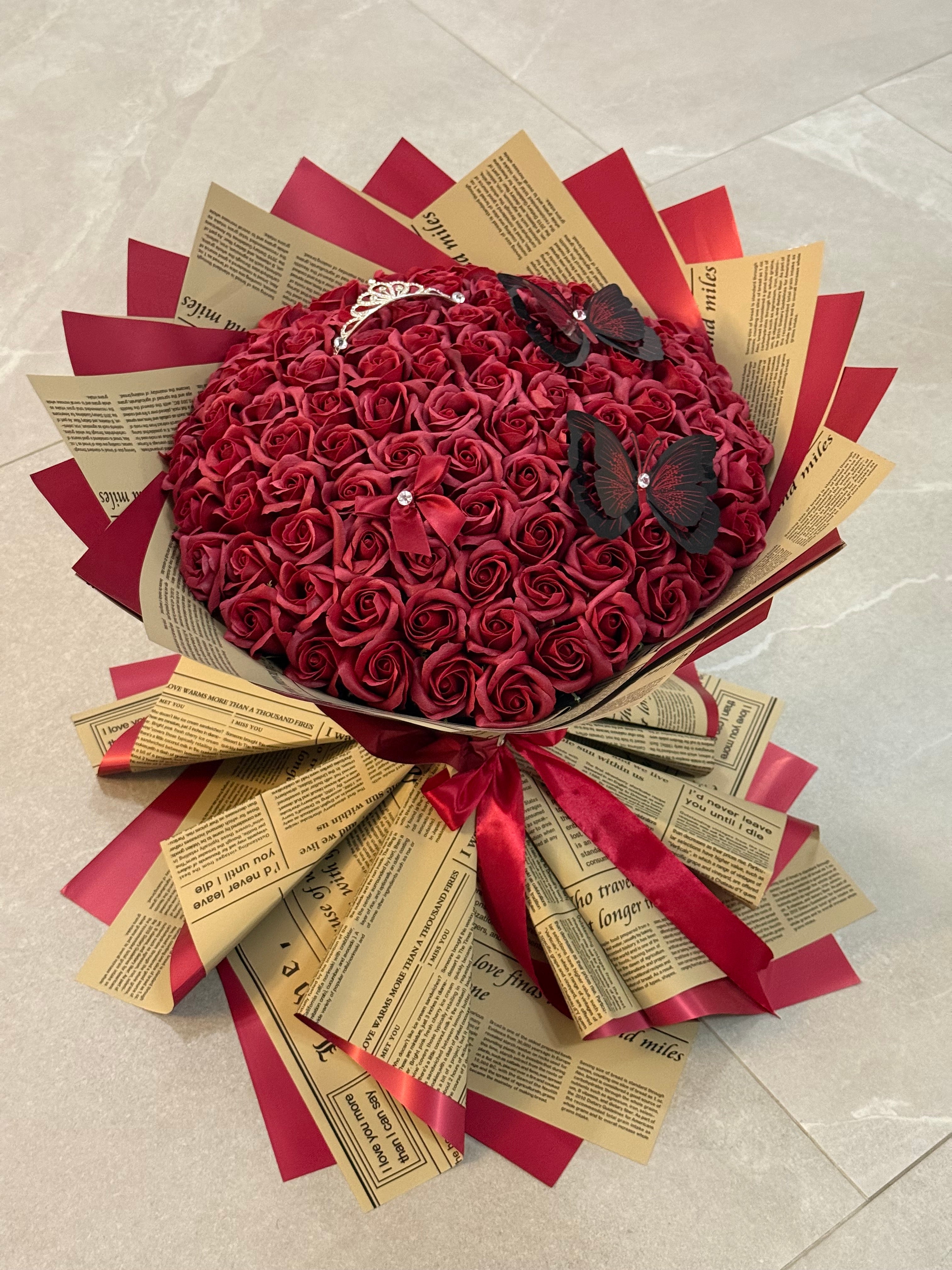 Buchet 101 Trandafiri Sapun Rosu Inchis -  Accesorizat