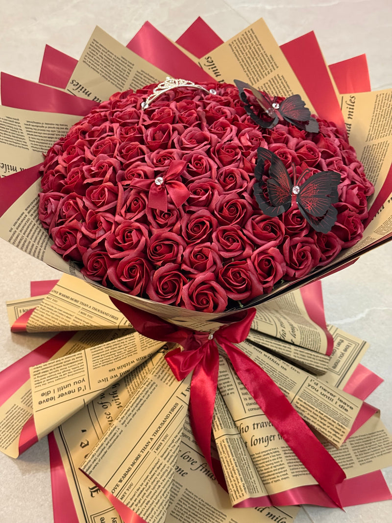 Buchet 101 Trandafiri Sapun Rosu Inchis -  Accesorizat