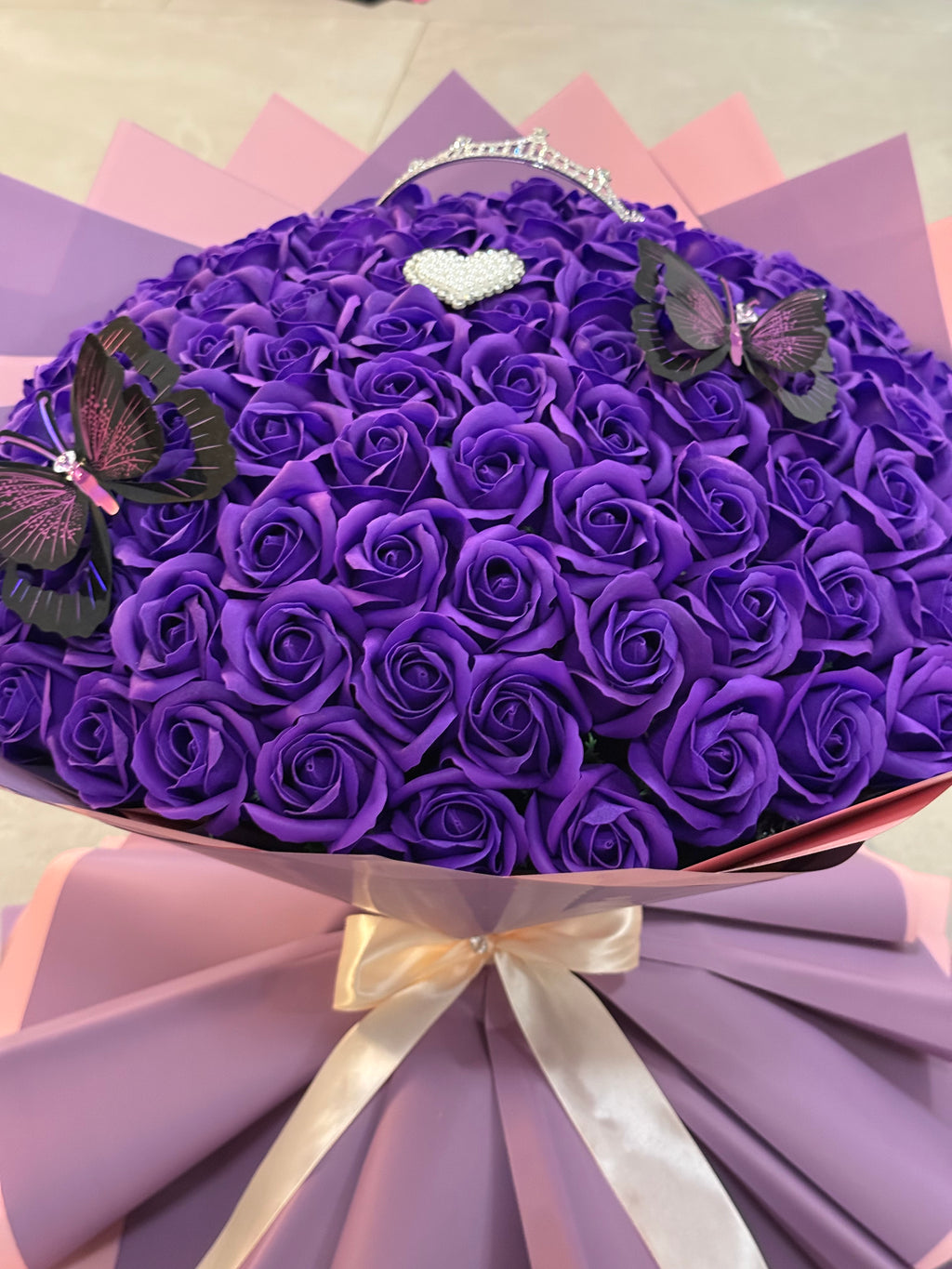 Buchet Gigant 101 Trandafiri de Săpun Mov – Accesorizat