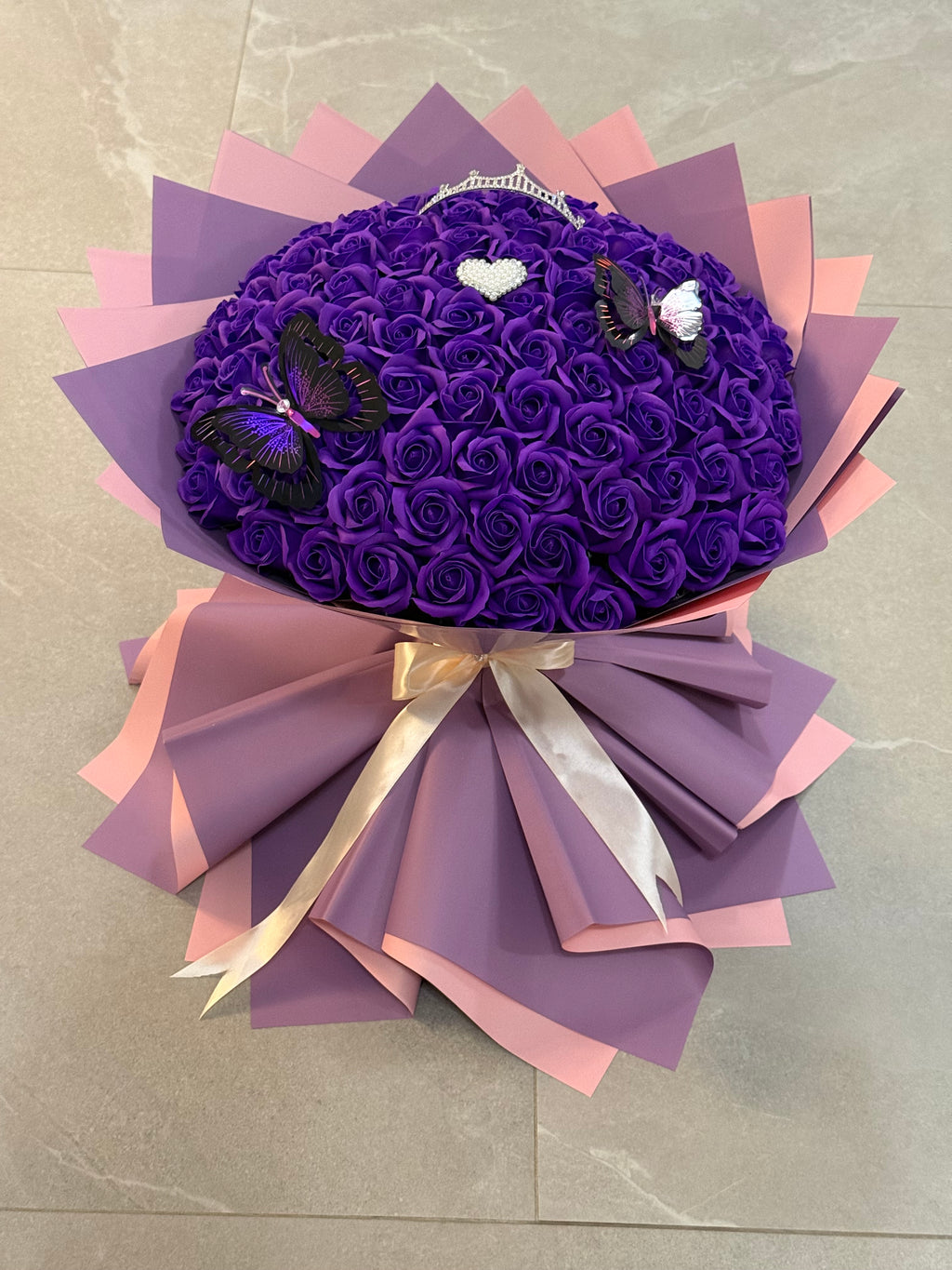 Buchet Gigant 101 Trandafiri de Săpun Mov – Accesorizat