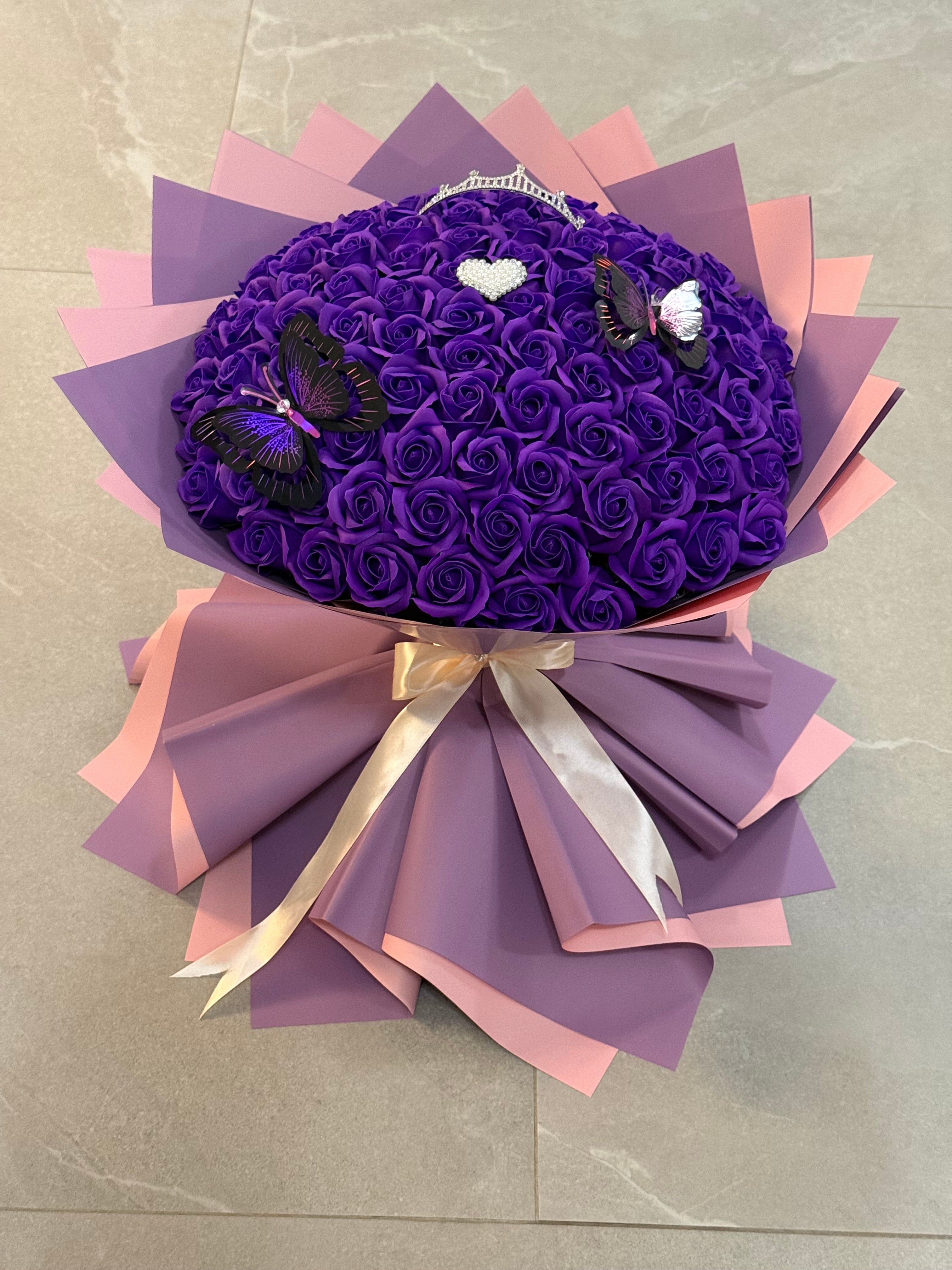 Buchet Gigant 101 Trandafiri de Săpun Mov – Accesorizat