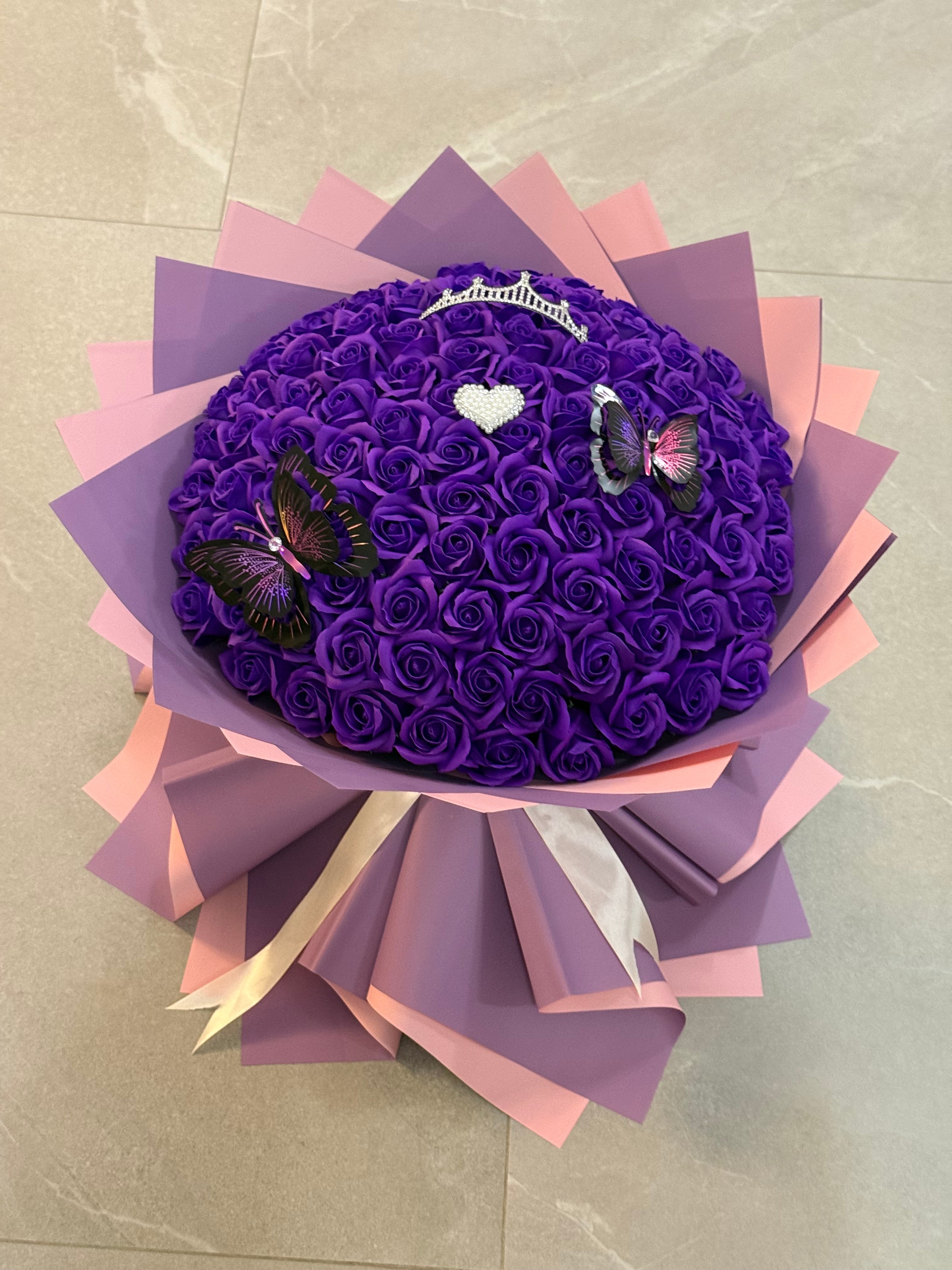 Buchet Gigant 101 Trandafiri de Săpun Mov – Accesorizat