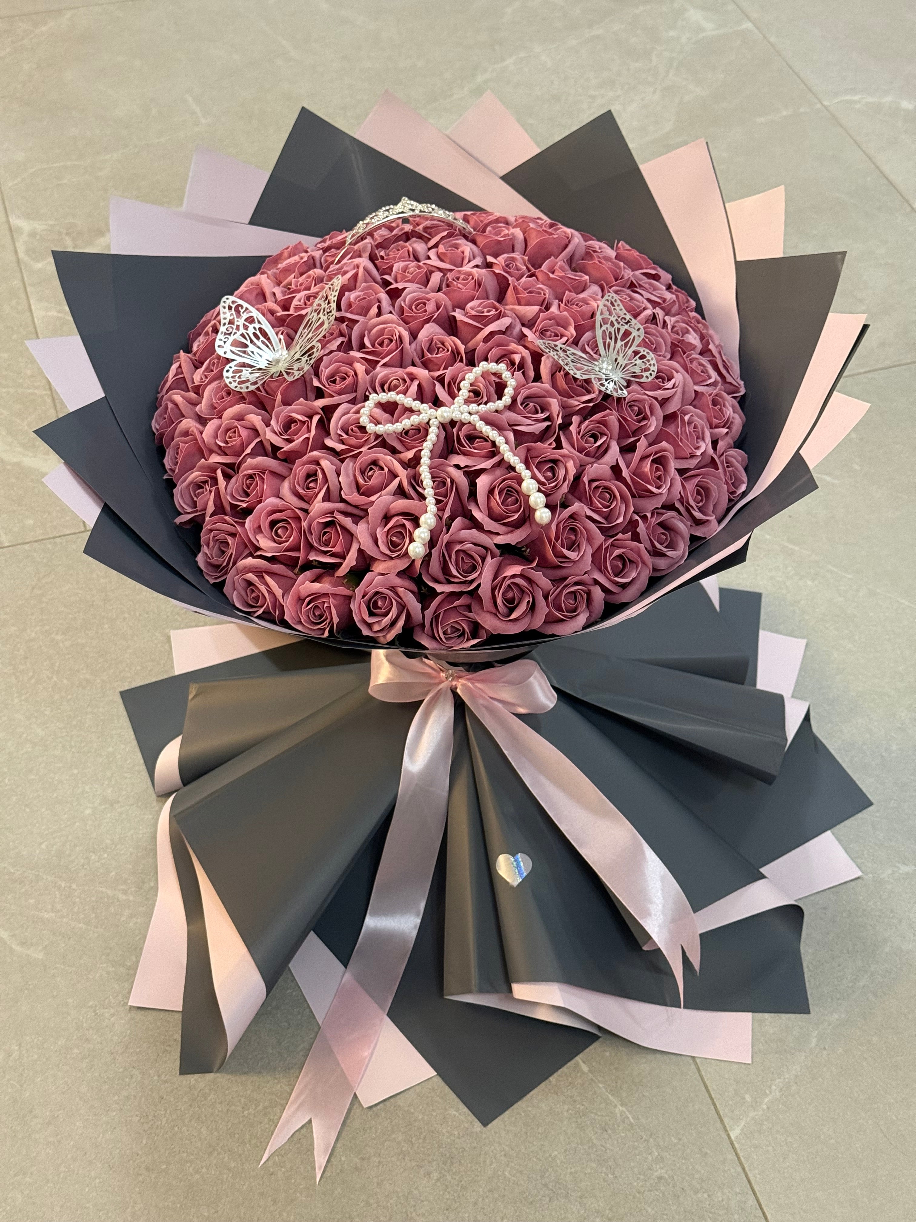 Buchet Gigant 101 Trandafiri de Săpun Mov Deschis – Accesorizat