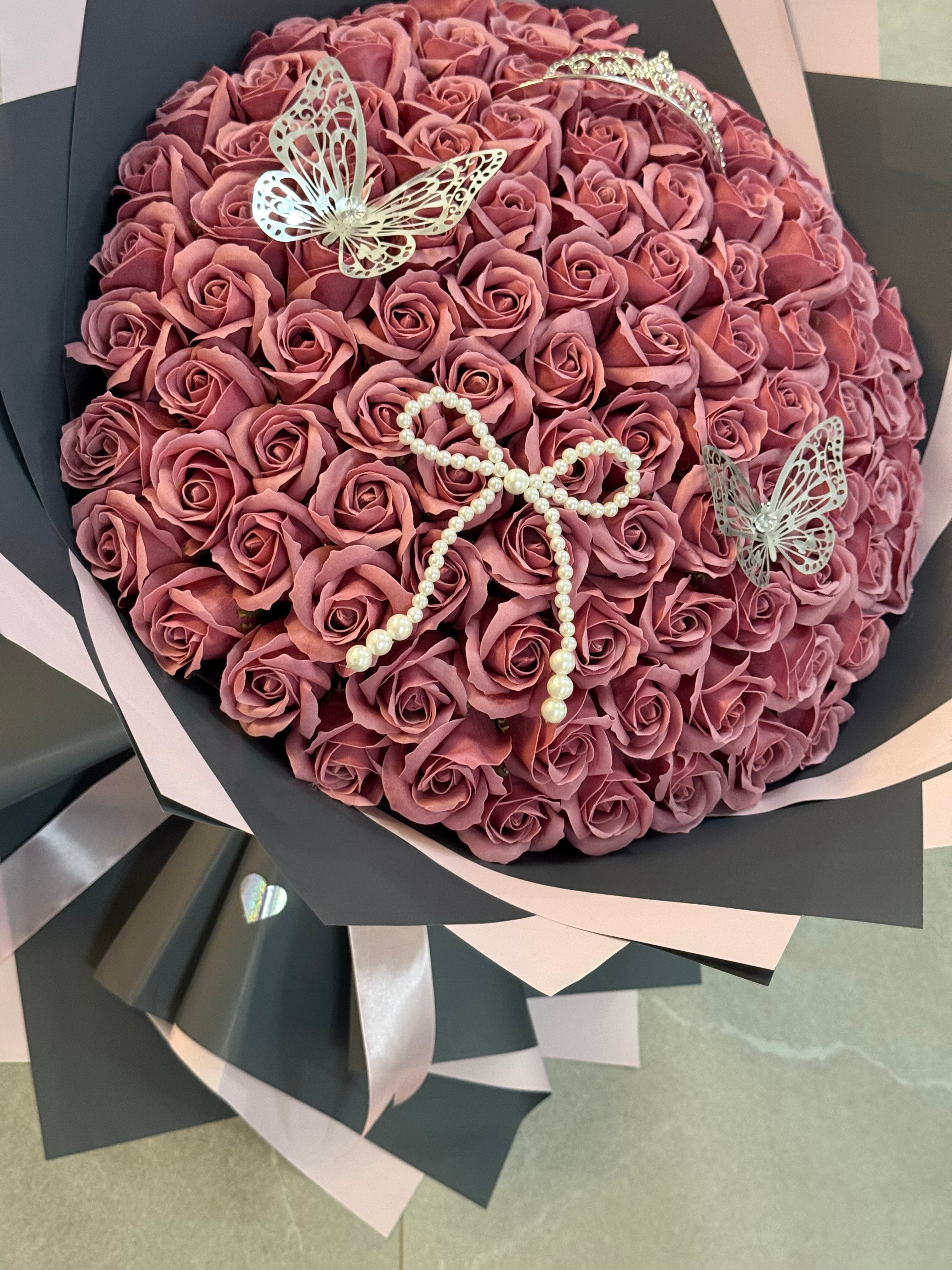 Buchet Gigant 101 Trandafiri de Săpun Mov Deschis – Accesorizat