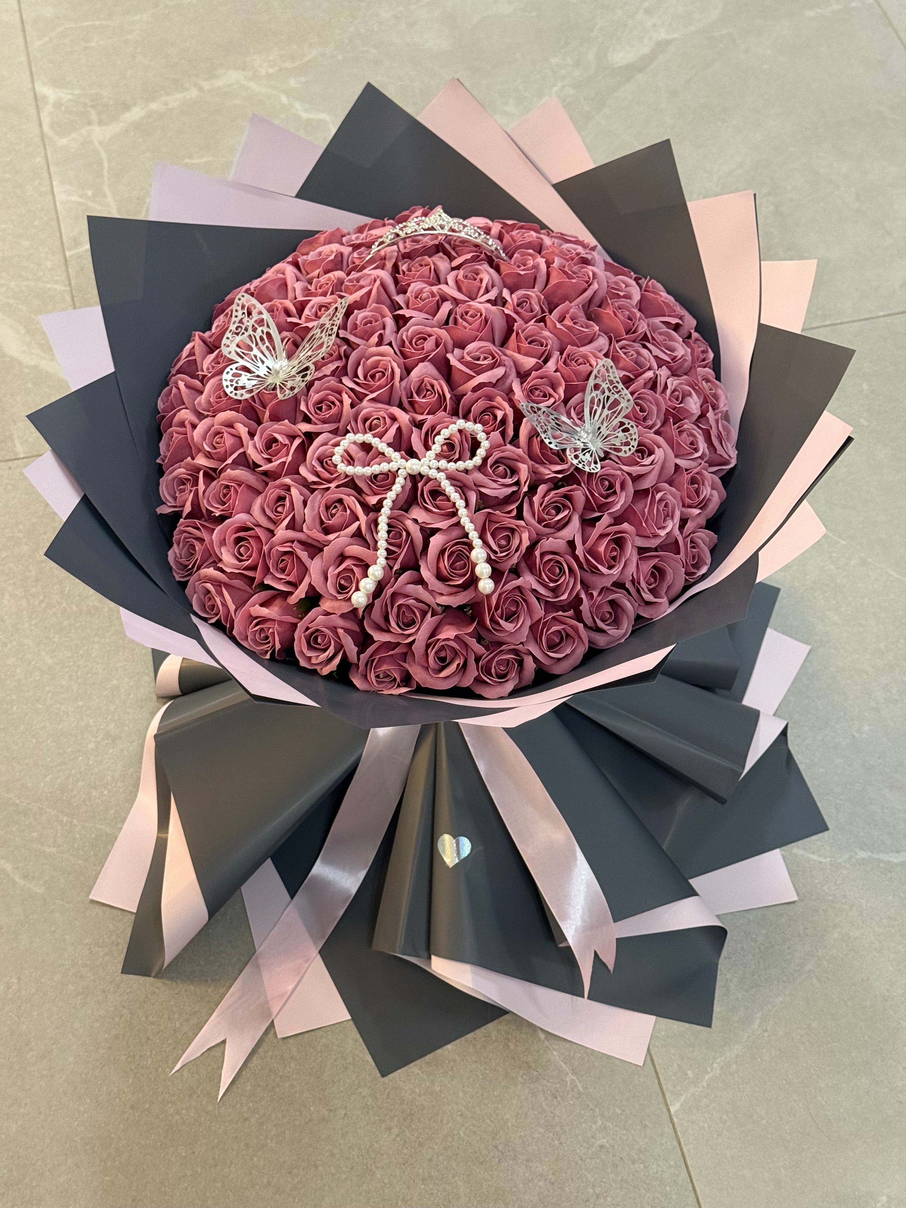 Buchet Gigant 101 Trandafiri de Săpun Mov Deschis – Accesorizat