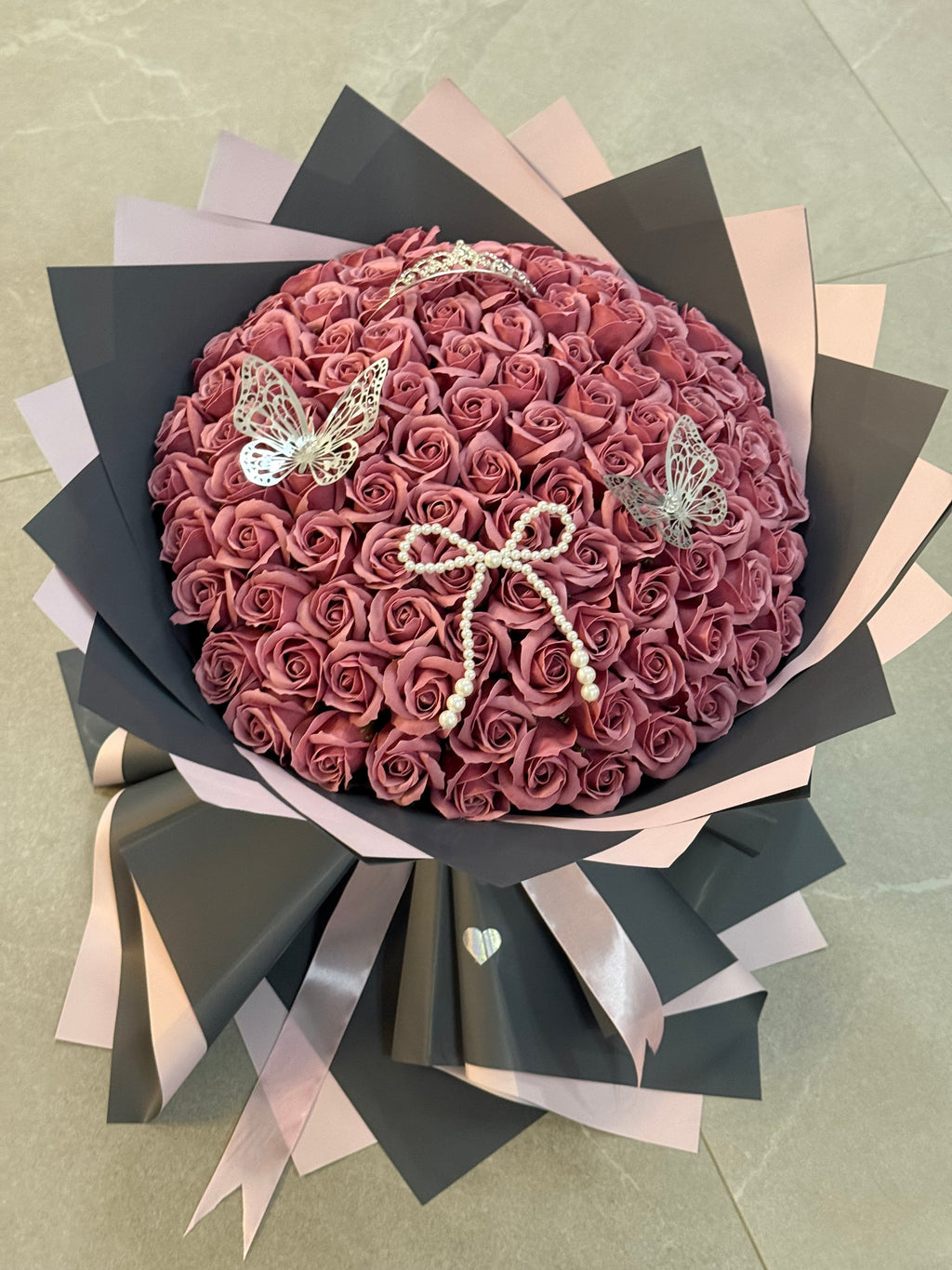Buchet Gigant 101 Trandafiri de Săpun Mov Deschis – Accesorizat