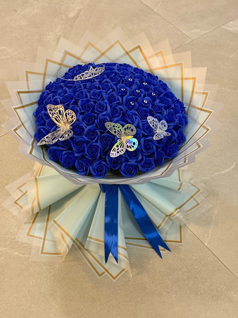Buchet Gigant 101 Trandafiri de Săpun Albaștri – Accesorizat