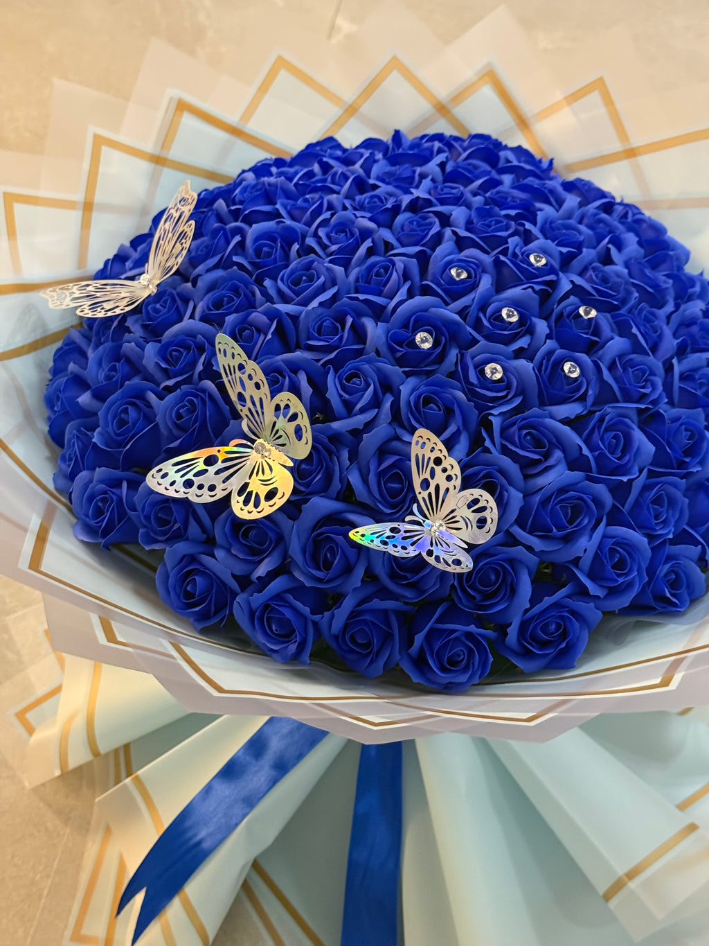 Buchet Gigant 101 Trandafiri de Săpun Albaștri – Accesorizat