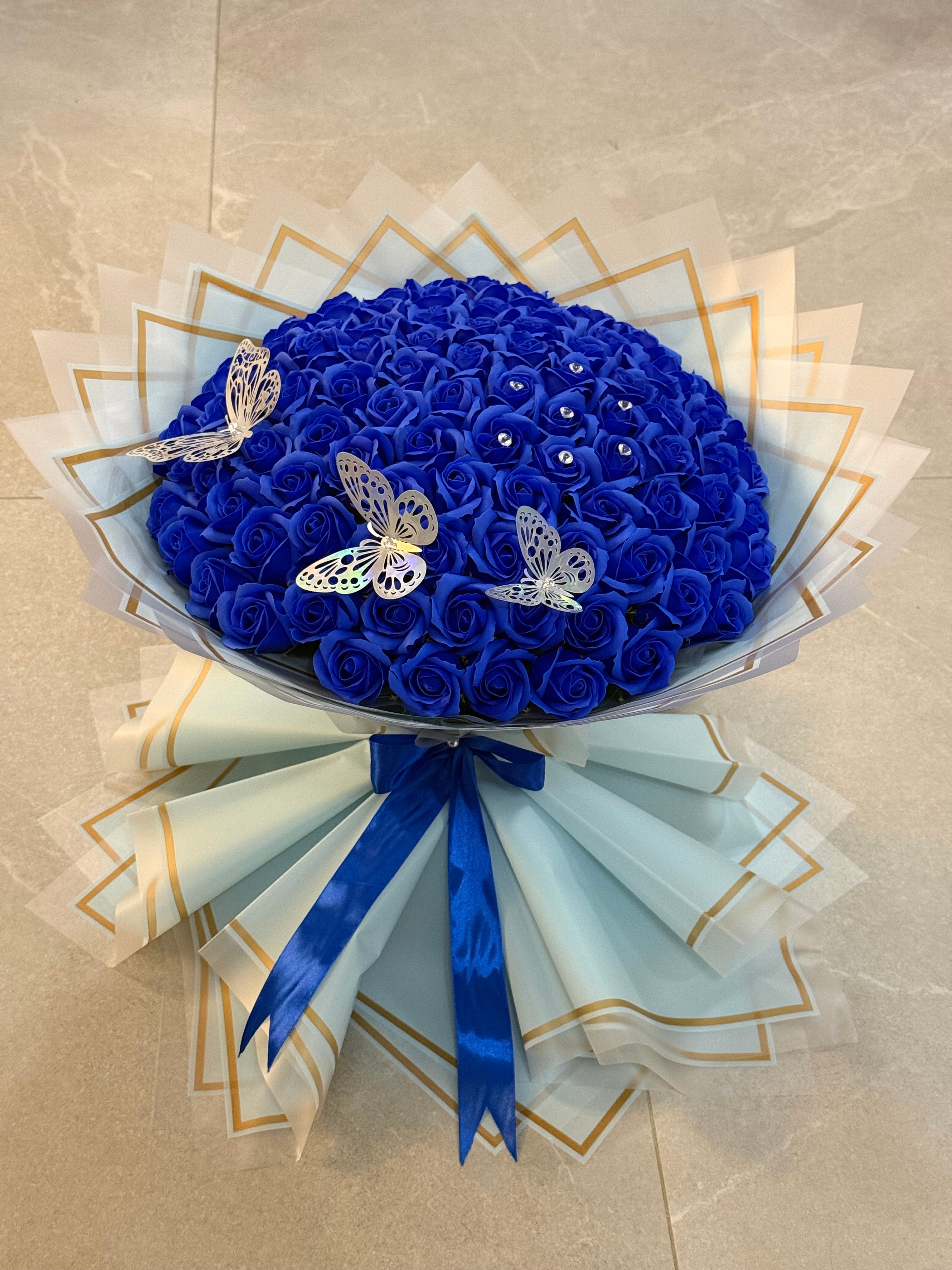 Buchet Gigant 101 Trandafiri de Săpun Albaștri – Accesorizat