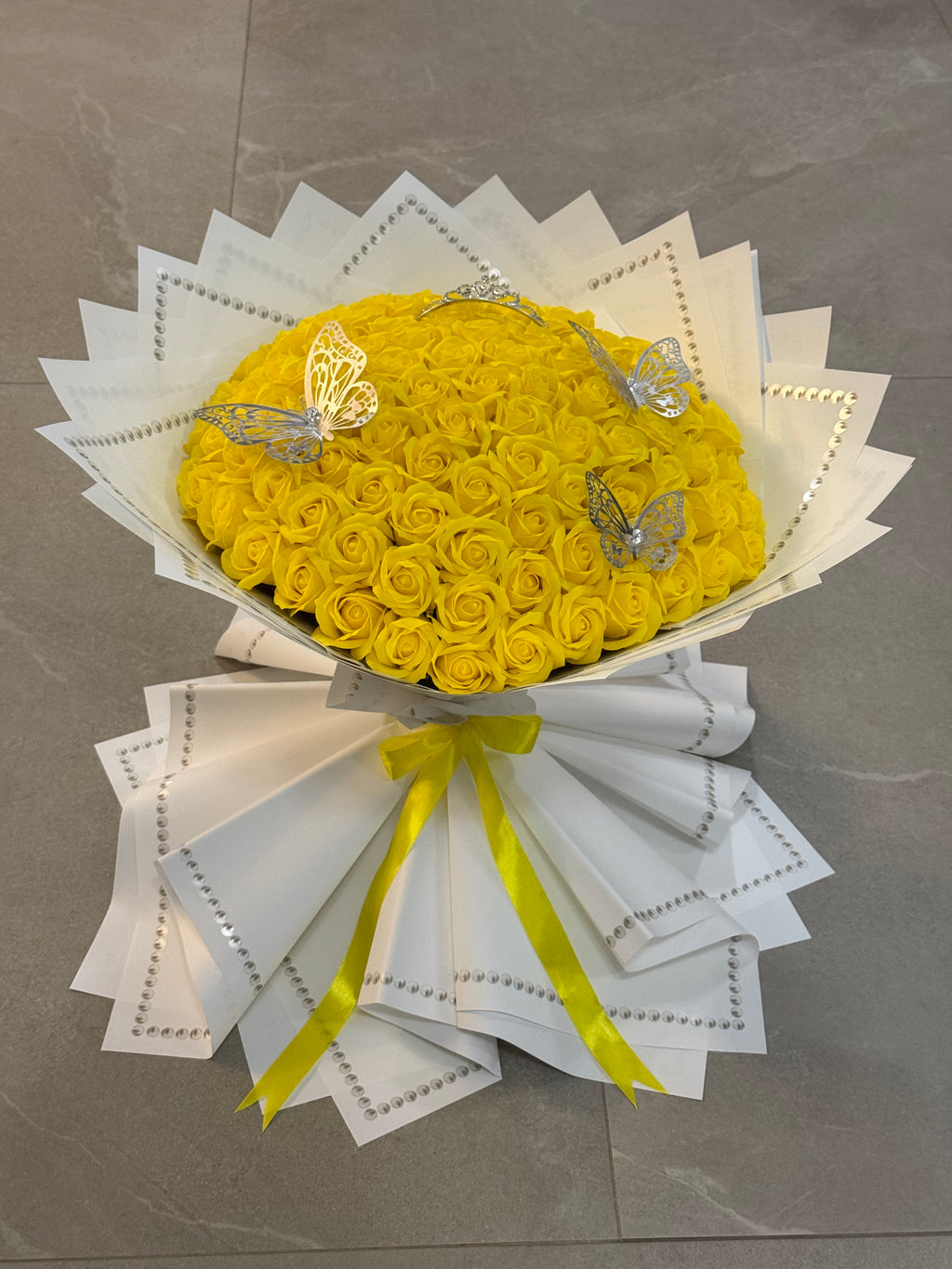 Buchet Gigant 101 Trandafiri de Săpun Galbeni – Accesorizat