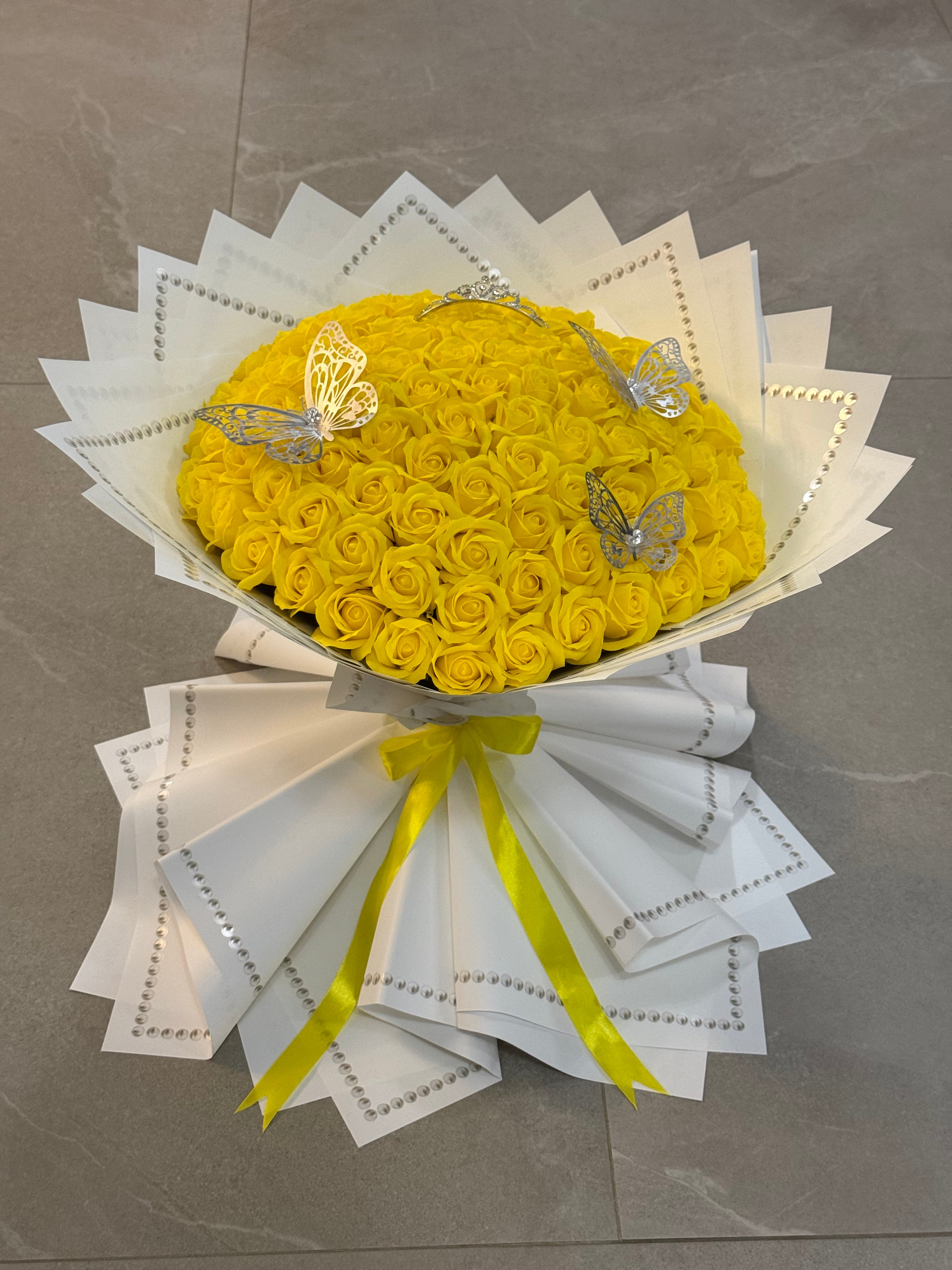 Buchet Gigant 101 Trandafiri de Săpun Galbeni – Accesorizat