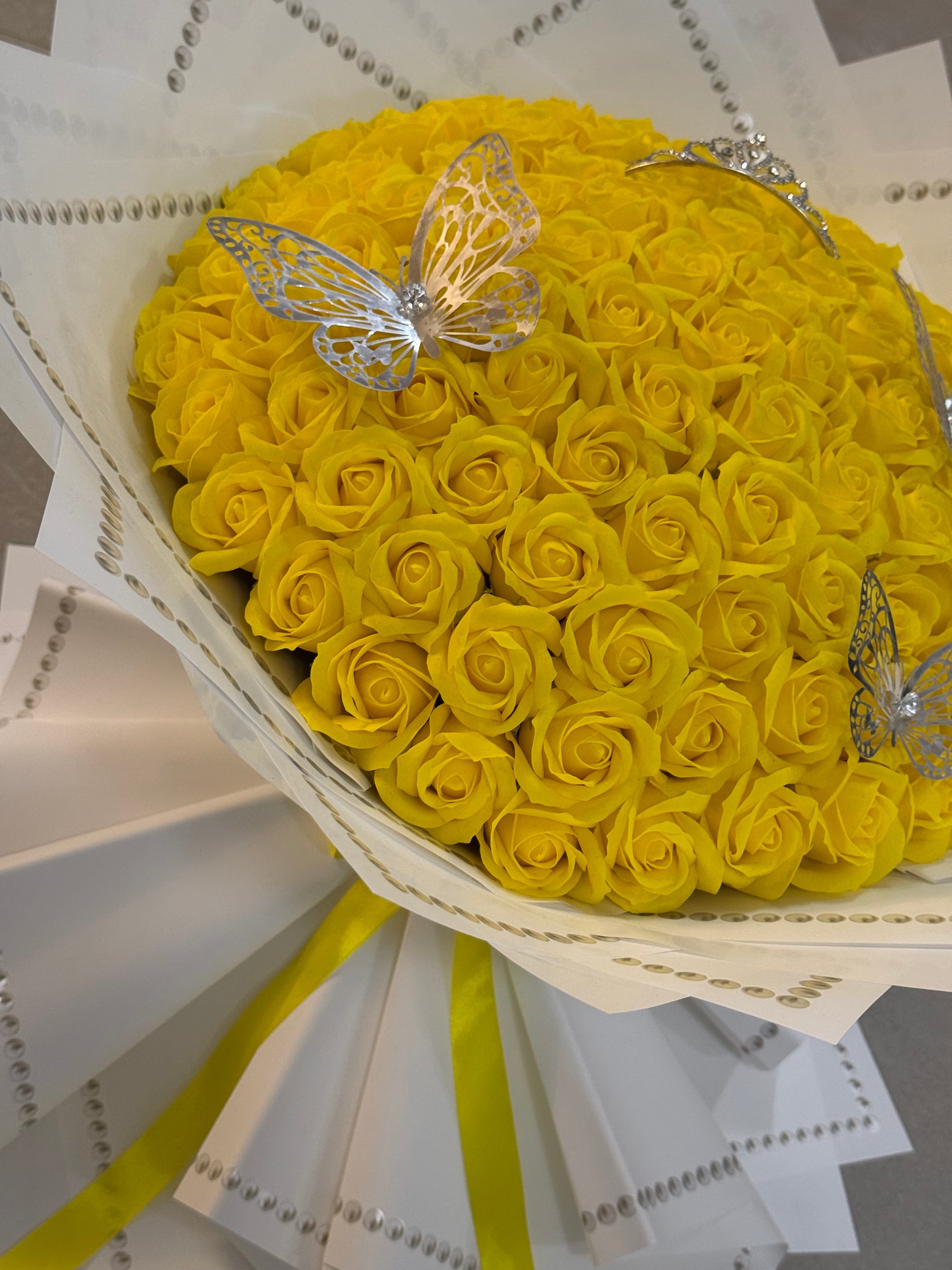 Buchet Gigant 101 Trandafiri de Săpun Galbeni – Accesorizat