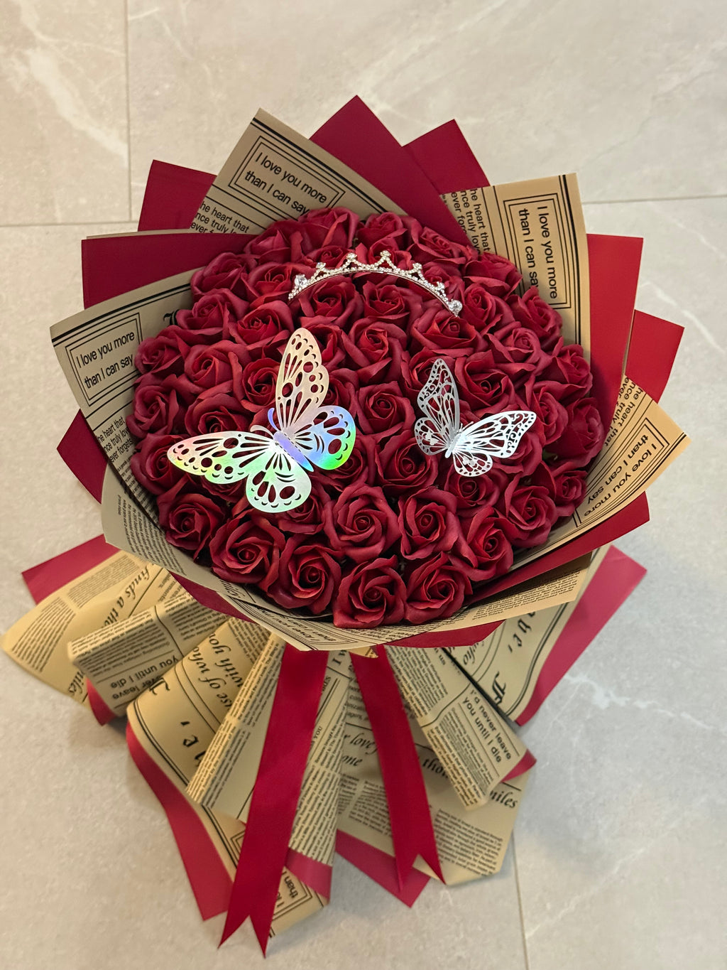 Buchet de Lux cu 51 Trandafiri de Săpun Roșii Accesorizat