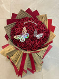 Buchet de Lux cu 51 Trandafiri de Săpun Roșii Accesorizat