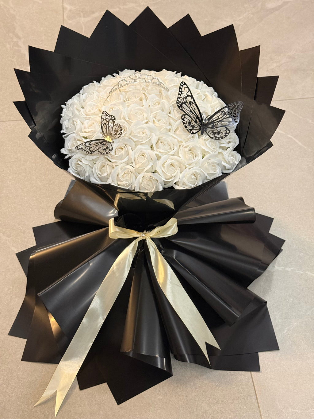 Buchet 51 Trandafiri de Săpun Albi – Accesorizat