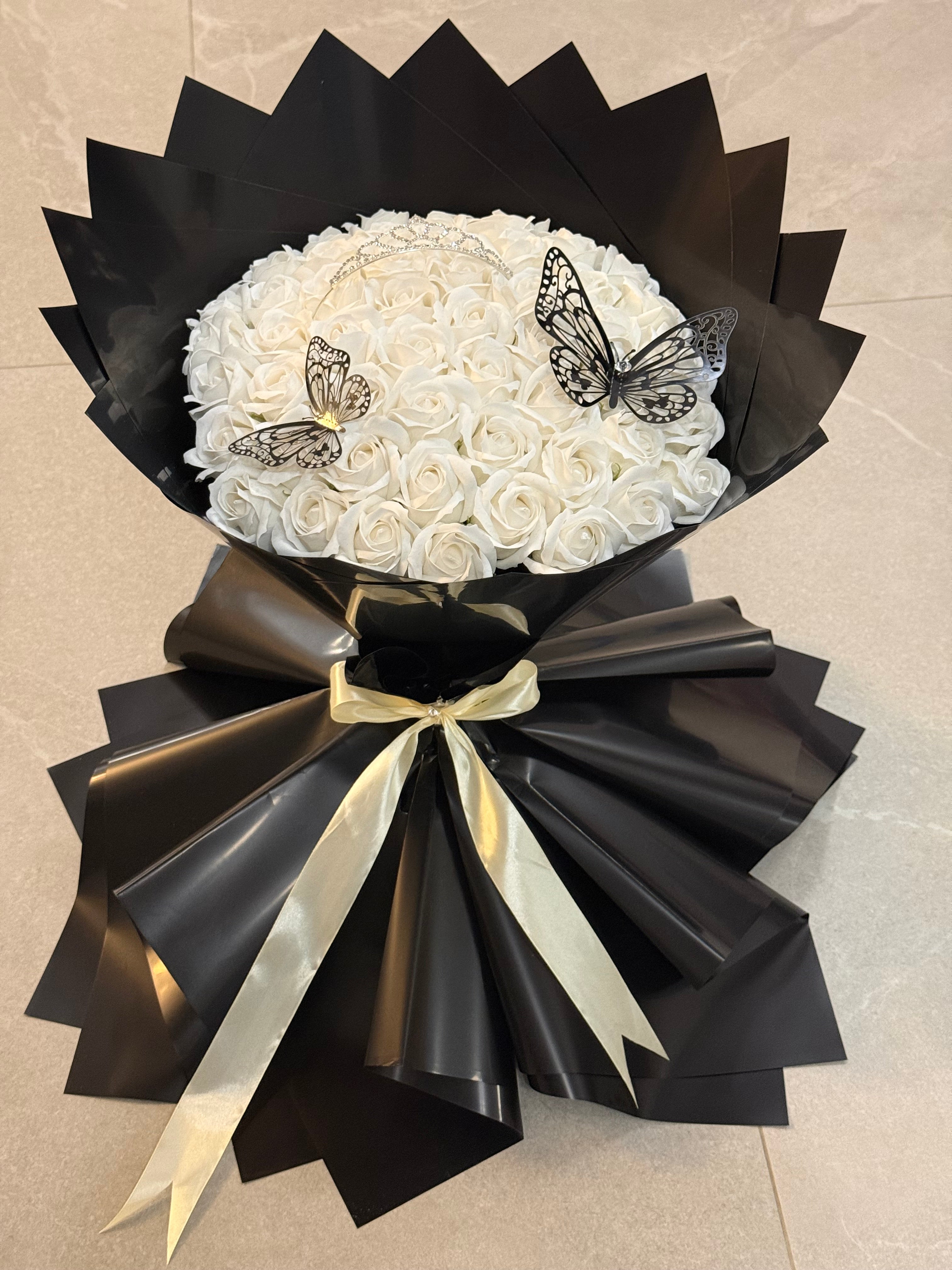 Buchet 51 Trandafiri de Săpun Albi – Accesorizat