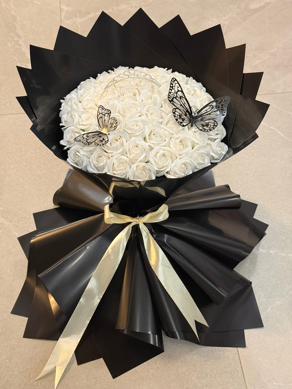 Buchet 51 Trandafiri de Săpun Albi – Accesorizat