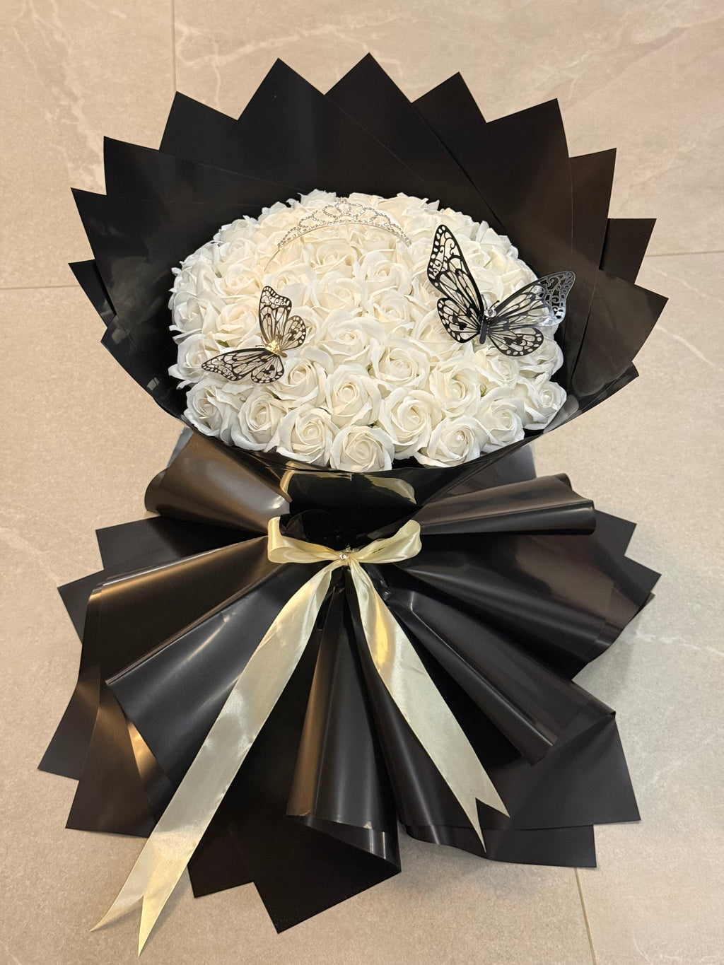 Buchet 51 Trandafiri de Săpun Albi – Accesorizat