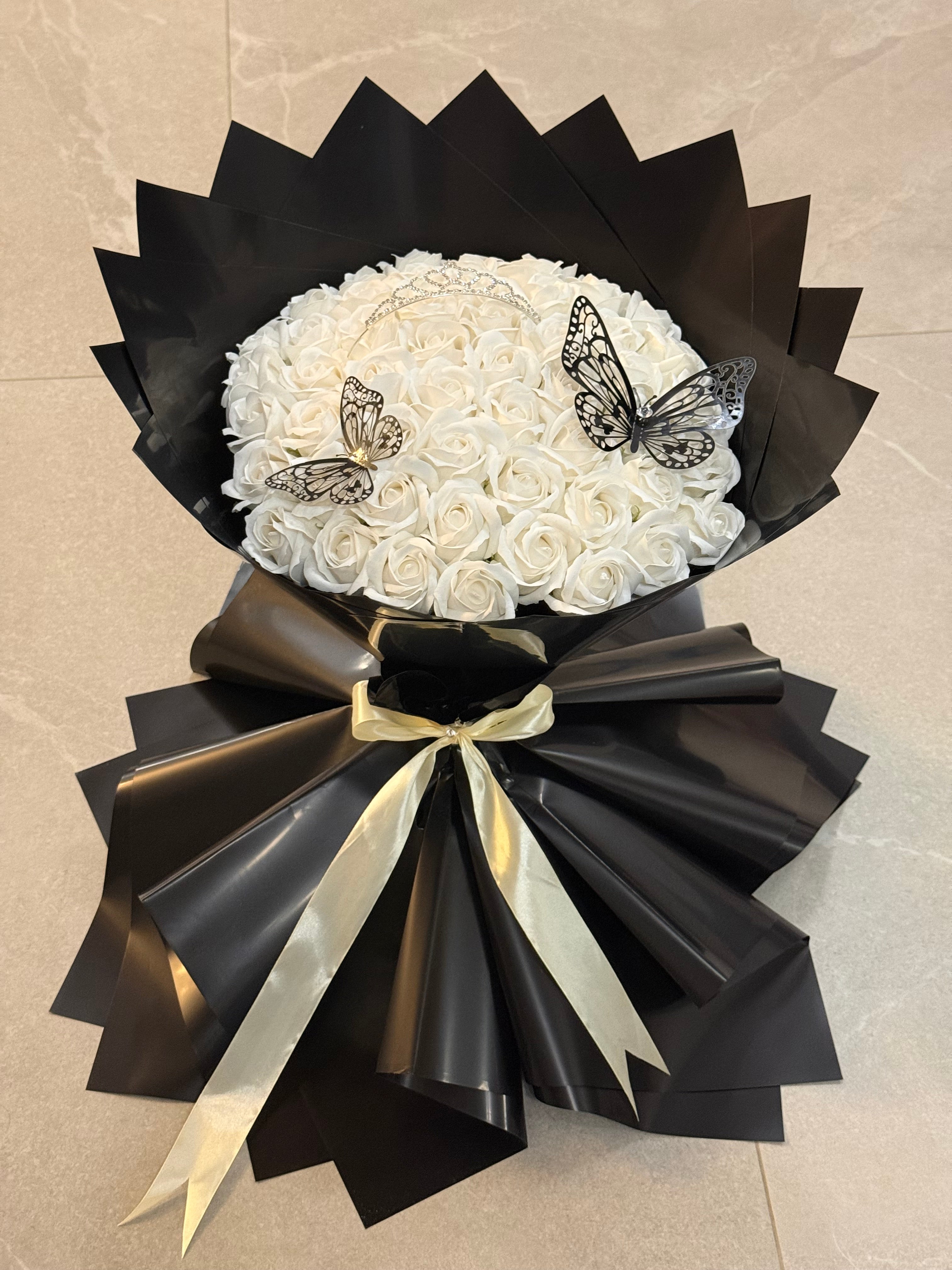 Buchet 51 Trandafiri de Săpun Albi – Accesorizat