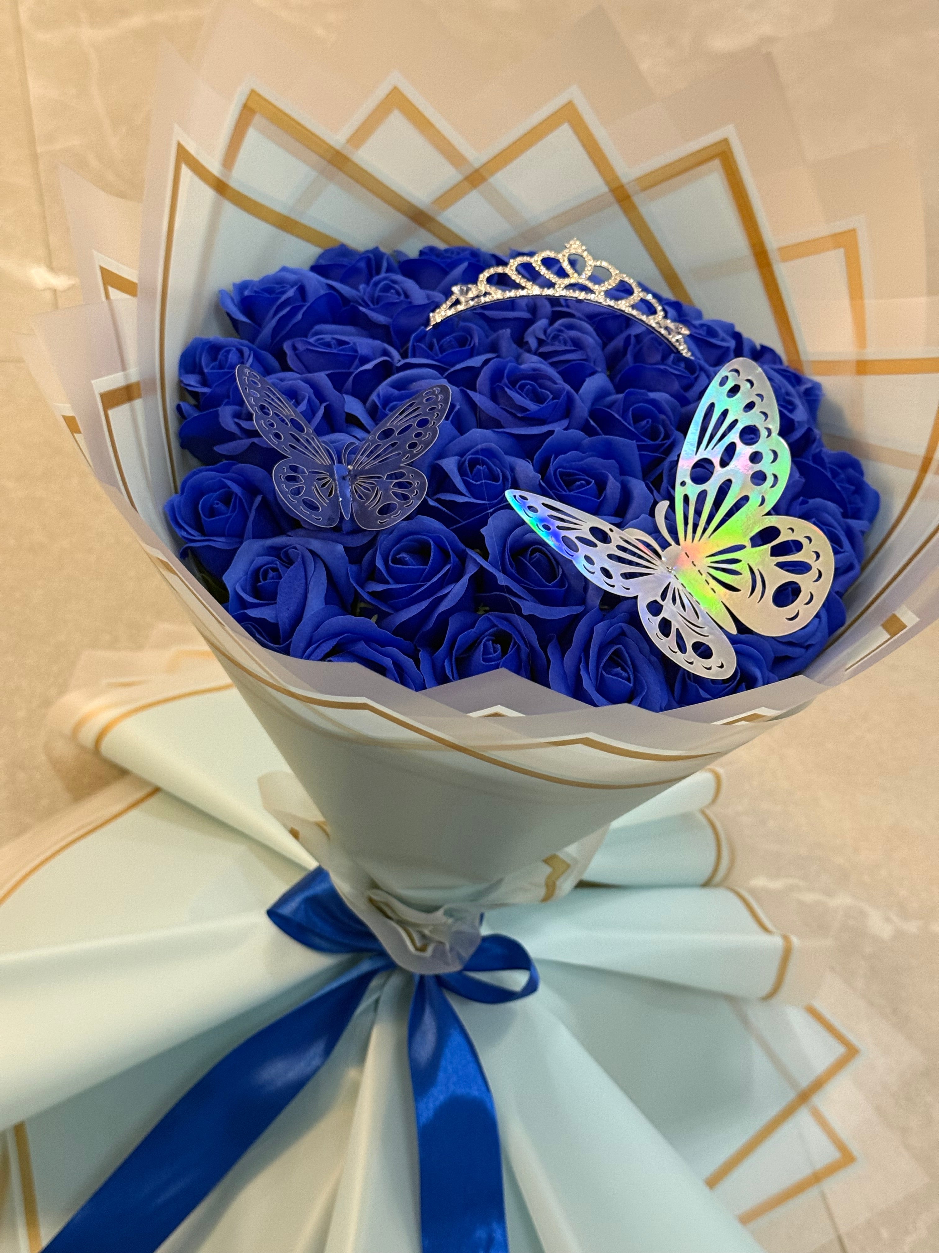 Buchet  de 51 Trandafiri de Săpun Albaștri – Accesorizat