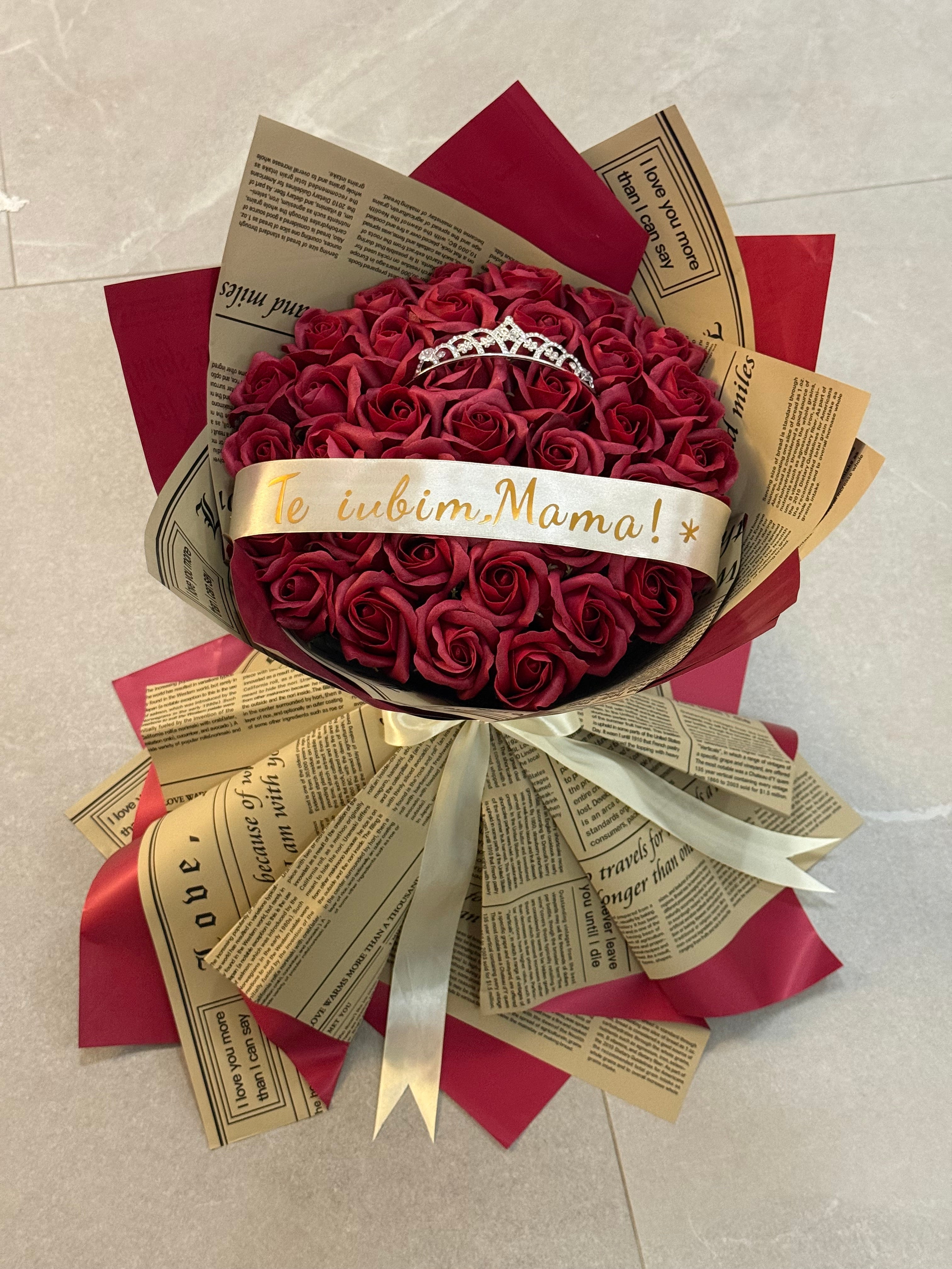 Buchet de Lux cu 51 Trandafiri de Săpun Roșii Accesorizat