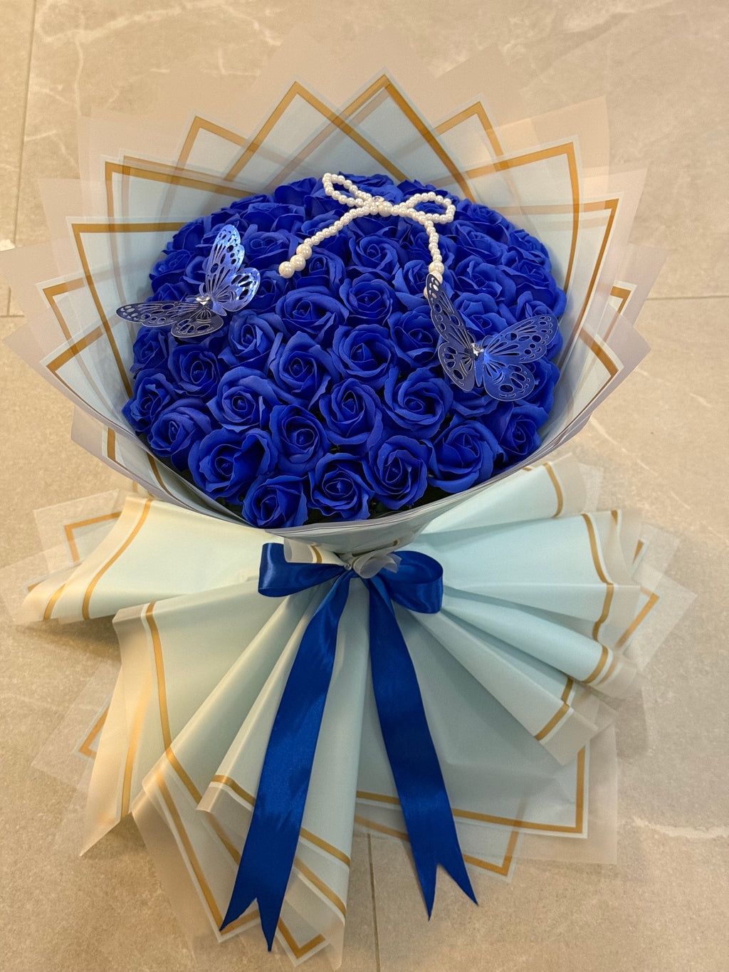 Buchet  de 51 Trandafiri de Săpun Albaștri – Accesorizat